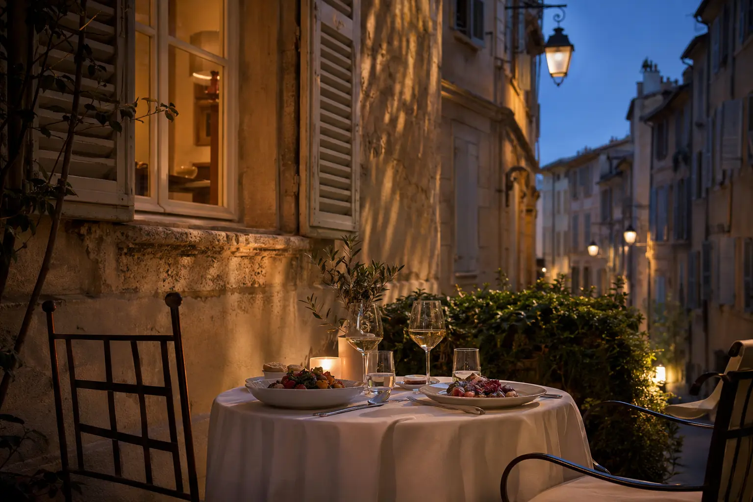 Refined terrace dining in Aix-en-Provence