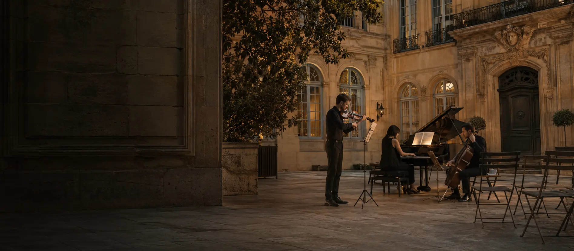 An evening cultural atmosphere in Aix